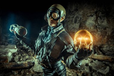 Bir elinde bomba, diğer elinde kafatası olan asker kadın. 