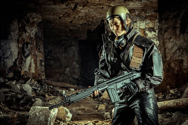 Krásná žena voják v koženém oblečení s pistolí — Stock fotografie