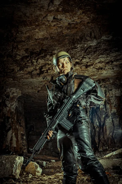 Hermosa mujer soldado en ropa de cuero con el arma —  Fotos de Stock