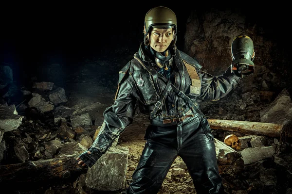 Soldier woman with the bomb on post apocalyptic background. — Stock Photo, Image