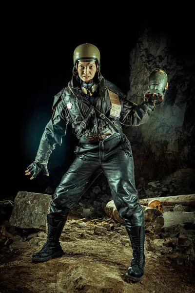 Soldatin mit Bombe auf postapokalyptischem Hintergrund. — Stockfoto