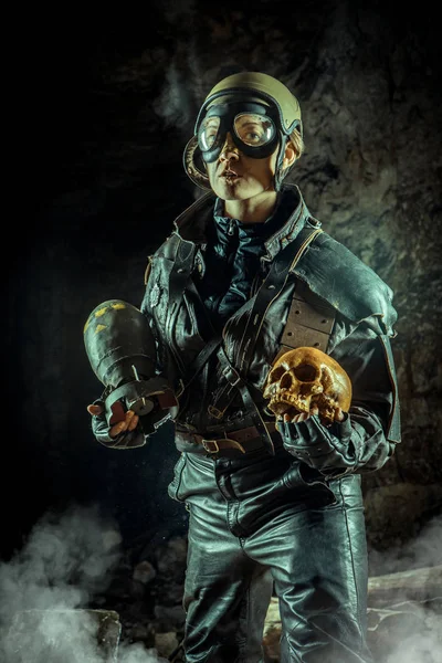 Soldier woman with the bomb in one hand and skull in another on — ストック写真