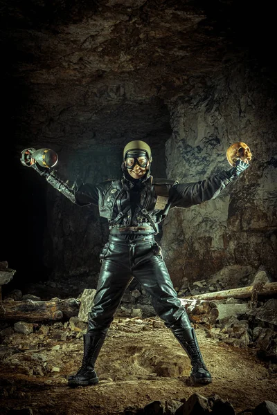 Soldier woman with the bomb in one hand and skull in another on the ruined background. — Stock Photo, Image