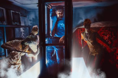 Bazı zombiler sığınakta bir adamı yakalamaya çalışıyor..