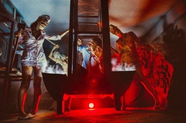 Bazı zombiler sığınakta bir adamı yakalamaya çalışıyor..