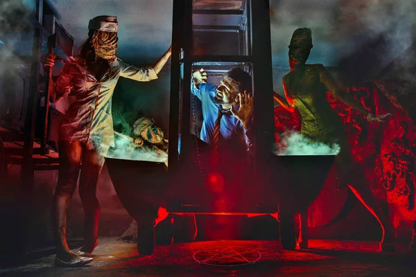 Einige Zombies versuchen, einen Mann aus dem Tierheim zu fangen. — Stockfoto