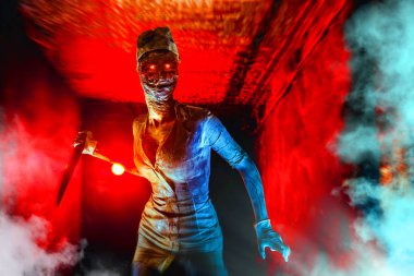 Karanlık koridorda yaşayan korkunç zombi. Cadılar Bayramı teması.