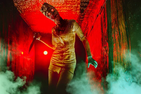 Skrämmande odöda zombie i den mörka korridoren. Halloween-tema. — Stockfoto