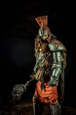 Çekiçli güçlü bir şövalye. Zindan arka planda.