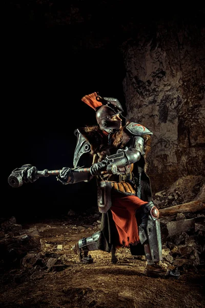Angriff eines mächtigen Ritters in der Rüstung mit dem Hammer. Verlies im Hintergrund. — Stockfoto