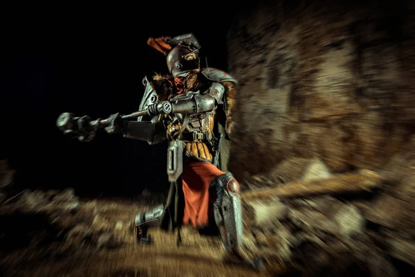 ハンマーで鎧の強力な騎士の攻撃.背景にダンジョン. — ストック写真