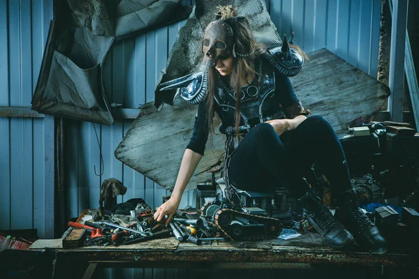 Женщина Механик Сидит Рабочем Столе Полном Старых Инструментов Автозапчастей — стоковое фото