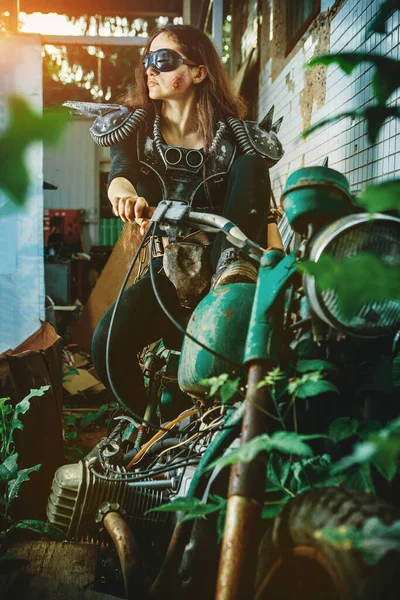 魅力的な性的若い女性は古いですファッションバイクに座っています 背景にガレージ — ストック写真