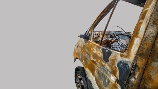 Yanmış Teslimat Minibüsü Gri Arka Planda Izole Edilmiş — Stok fotoğraf