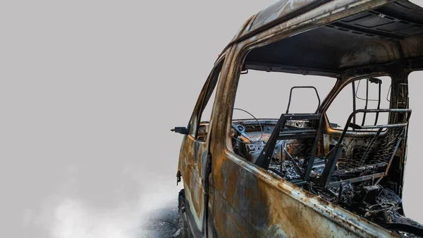 Uitgebrande Bestelwagen Geïsoleerd Grijze Achtergrond — Stockfoto