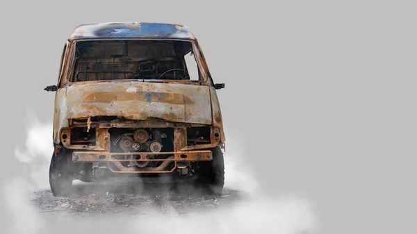 Ausgebrannter Lieferwagen Isoliert Auf Grauem Hintergrund — Stockfoto
