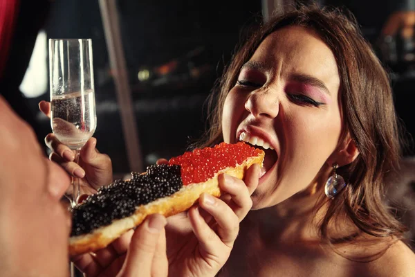Giovane Uomo Una Donna Stanno Mangiando Panino Con Caviale Rosso — Foto Stock