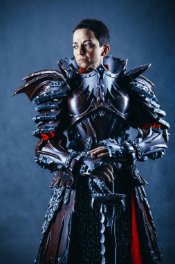 Mavi arka planda zırhlı ortaçağ kadın şövalyesi portresi.