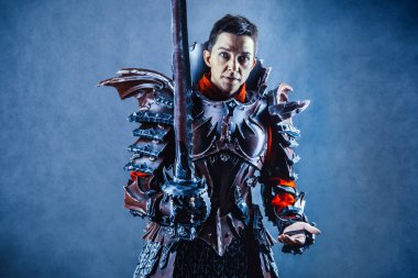 Mavi arka planda zırhlı ortaçağ kadın şövalyesi portresi.