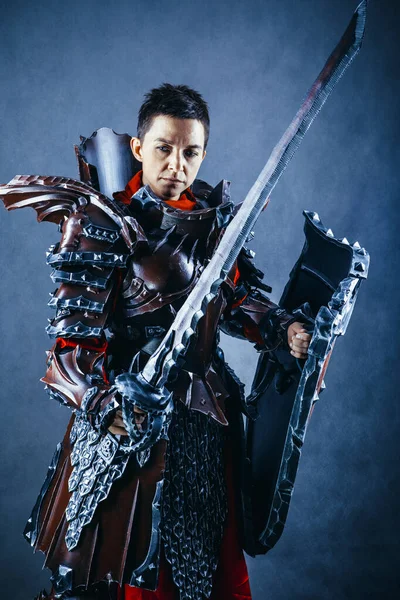 Mavi arka planda zırhlı ortaçağ kadın şövalyesi portresi.