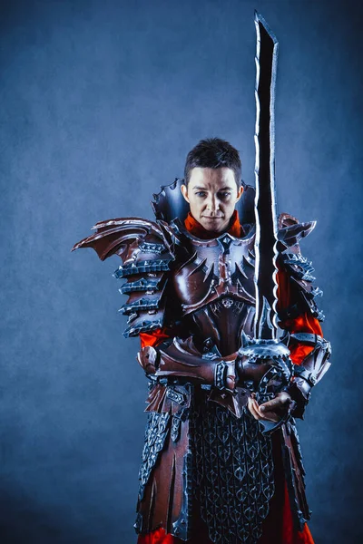 Mavi Arka Planda Zırhlı Ortaçağ Kadın Şövalyesi Portresi Stok Fotoğraf