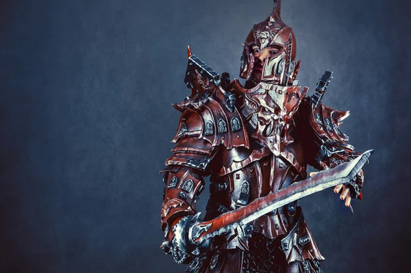 Kılıçlı Zırhlı Güçlü Bir Şövalye Koyu Arkaplan — Stok fotoğraf