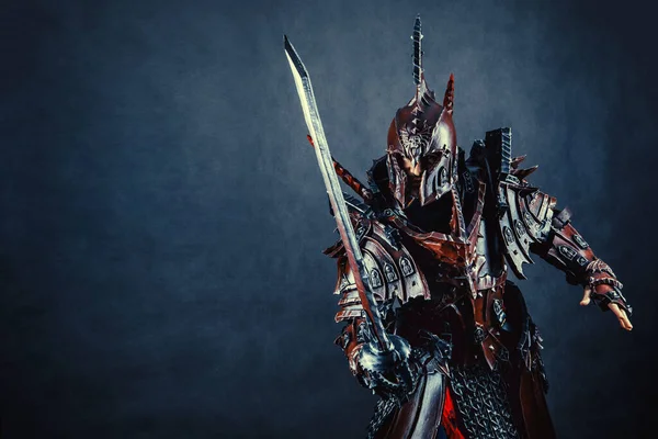 Mächtiger Ritter Der Rüstung Mit Dem Schwert Dunkler Hintergrund — Stockfoto