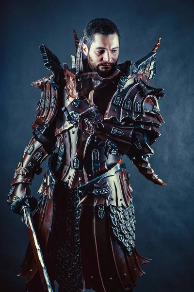 Mächtiger Ritter Der Rüstung Mit Dem Schwert Dunkler Hintergrund — Stockfoto