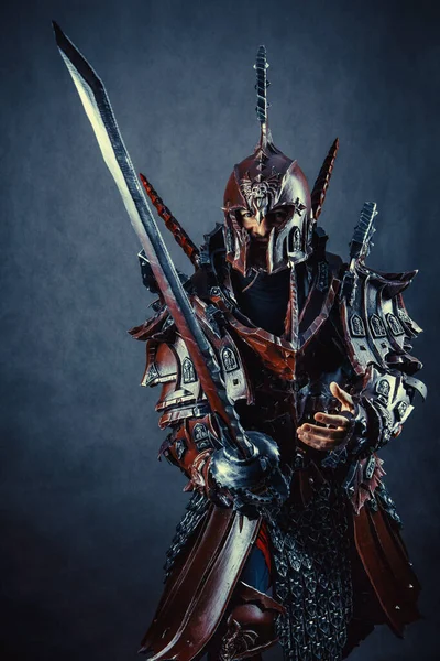 Kılıçlı Zırhlı Güçlü Bir Şövalye Koyu Arkaplan Telifsiz Stok Imajlar