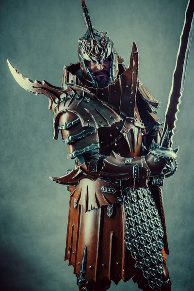 Cavaleiro Poderoso Armadura Com Espada Fundo Escuro — Fotografia de Stock