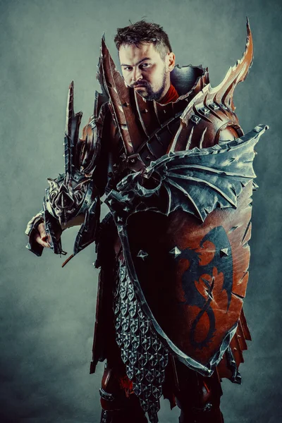 强大的骑士身披盔甲拿着剑黑暗背景 — 图库照片
