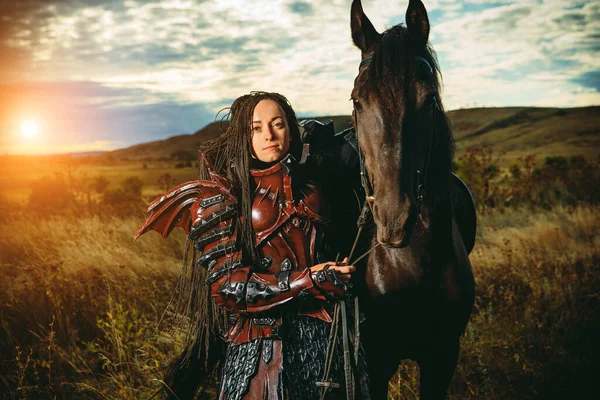 Ortaçağ Şövalyesi Zırhlı Bir Kız Günbatımı Tarlalarına Karşı Bir Atla — Stok fotoğraf