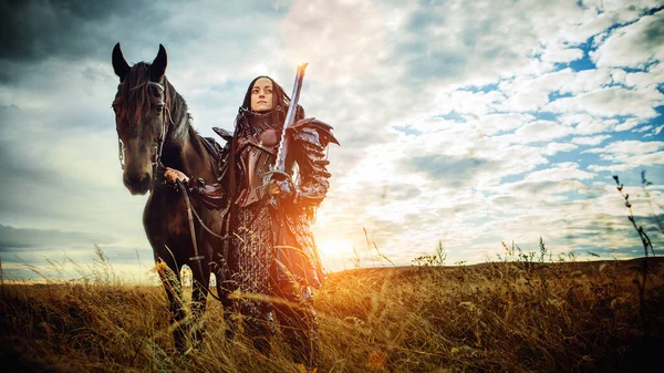 Ortaçağ Şövalyesi Zırhlı Bir Kız Günbatımı Tarlalarına Karşı Bir Atla — Stok fotoğraf
