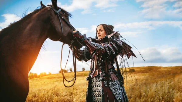 Meisje Middeleeuwse Ridderharnas Met Een Paard Tegen Achtergrond Van Zonsondergang — Stockfoto