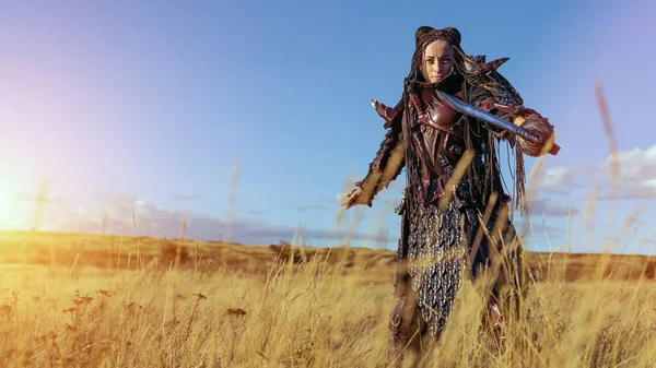 Menina Armadura Cavaleiro Medieval Com Uma Grande Espada Contra Pôr — Fotografia de Stock