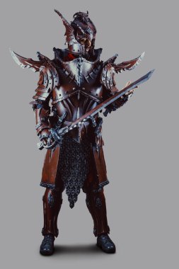 Kılıçlı güçlü şövalye. Gri arkaplan üzerinde izole.