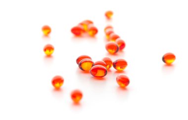 Kırmızı hapları beyaz bir yüzeye yakın görünümü 