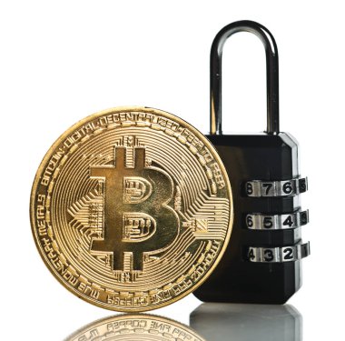 Bitcoin güvenlik konsepti. Asma kilitli altın sikke