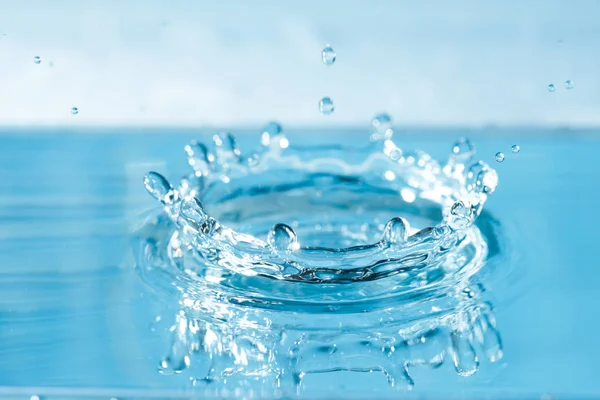 Niebieski Kolor Splash Kropla Wody Zbliżenie — Zdjęcie stockowe