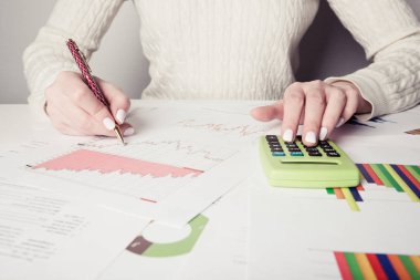 hesap makinesi, closeup kullanarak iş istatistik analiz kadın 