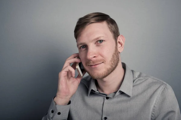 Man Talar Telefon Och Ler — Stockfoto