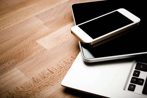 Houten Tafel Met Een Stapel Van Gadgets Laptop Toetsenbord Met — Stockfoto