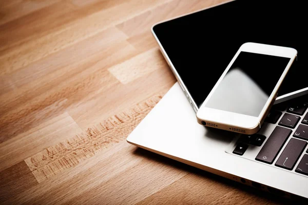 Holztisch Mit Stapel Von Gadgets Laptop Tastatur Mit Telefon Und — Stockfoto