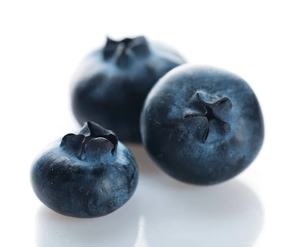 ブルーベリー 白い背景に分離された新鮮な果実 — ストック写真