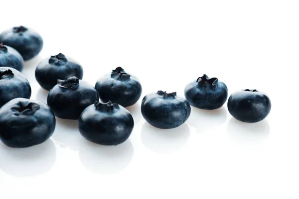 ブルーベリー 白い背景に分離された新鮮な果実 — ストック写真