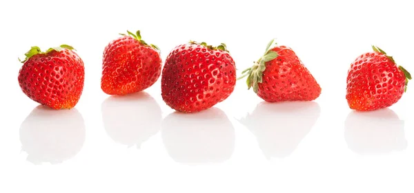 Σειρά Οργανικών Ώριμες Φράουλες Που Απομονώνονται Λευκό Φόντο — Φωτογραφία Αρχείου