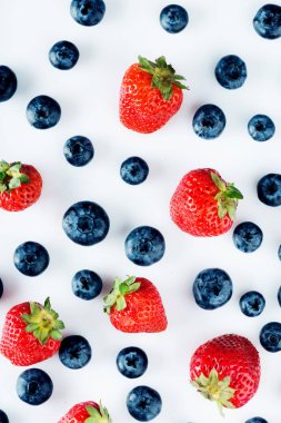 taze yaban mersini ve çilek beyaz zemin üzerine desen 