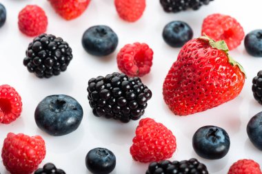 taze yaban mersini, böğürtlen, çilek ve ahududu beyaz zemin üzerine desen 