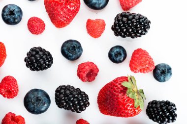 taze yaban mersini, böğürtlen, çilek ve ahududu beyaz zemin üzerine desen 