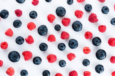 taze yaban mersini ve ahududu beyaz zemin üzerine desen 